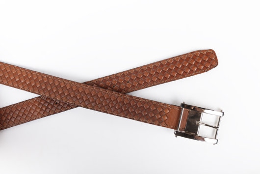 STRAW EFFECT LEATHER BELT IN TAN-NICKEL