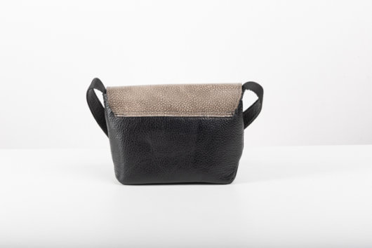 FLAP CROSSBODY BAG IN BLACK - GREY