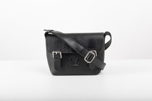 FLAP CROSSBODY BAG IN BLACK