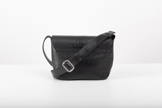 FLAP CROSSBODY BAG IN BLACK