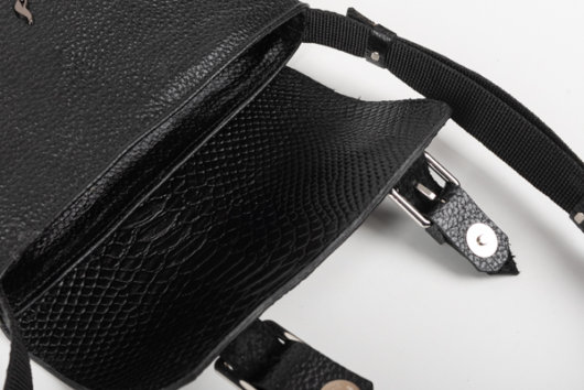 FLAP CROSSBODY BAG IN BLACK