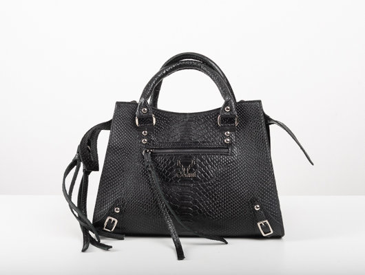 LEATHER SHOULDER BAG IN BLACK