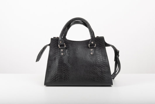 LEATHER SHOULDER BAG IN BLACK