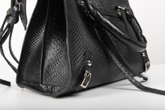 LEATHER SHOULDER BAG IN BLACK