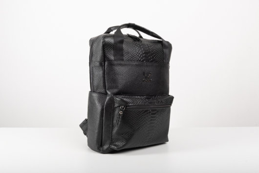 BACKPACK WITH ZIPPER IN BLACK