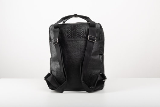 BACKPACK WITH ZIPPER IN BLACK