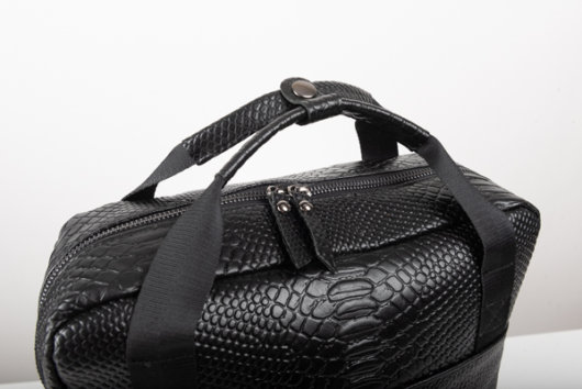 BACKPACK WITH ZIPPER IN BLACK