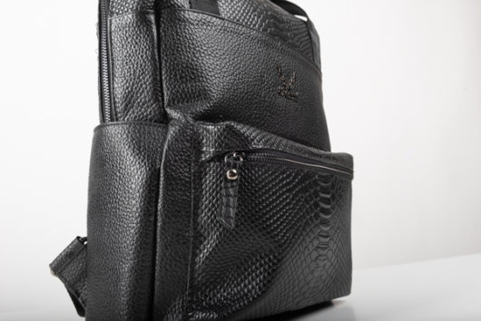 BACKPACK WITH ZIPPER IN BLACK