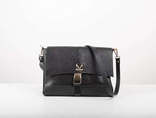 FLAP SHOULDER BAG IN BLACK