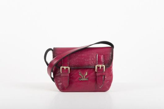 FLAP CROSSBODY BAG IN MAGENTA