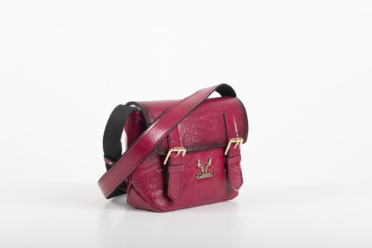 FLAP CROSSBODY BAG IN MAGENTA