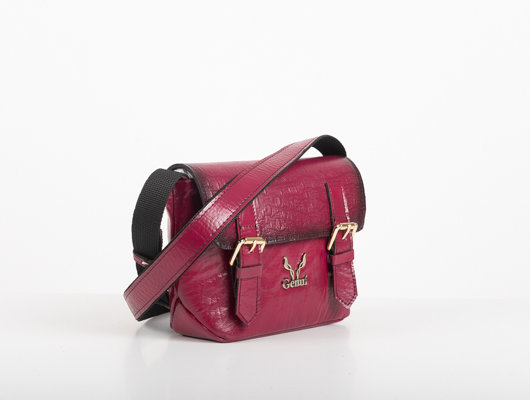 FLAP CROSSBODY BAG IN MAGENTA