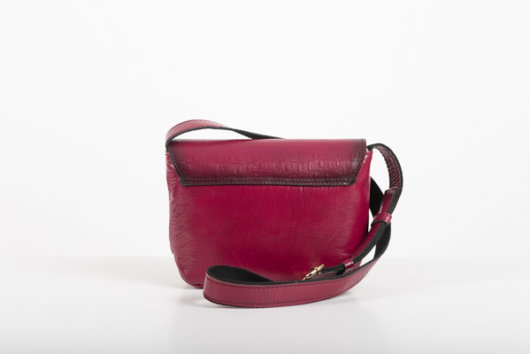 FLAP CROSSBODY BAG IN MAGENTA