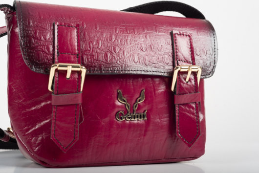 FLAP CROSSBODY BAG IN MAGENTA