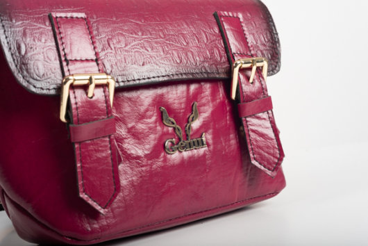 FLAP CROSSBODY BAG IN MAGENTA