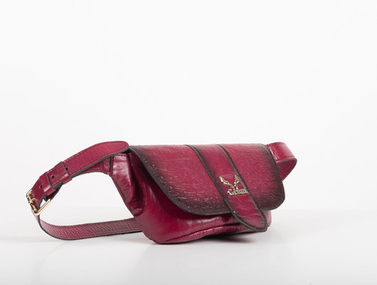 BELT BAG WITH FLAP IN MAGENTA