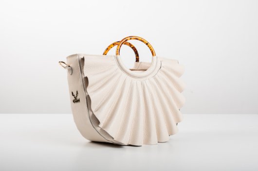 LEATHER FAN BAG IN CREAM