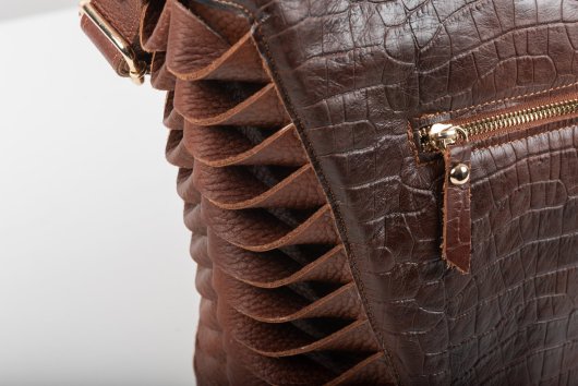 LEATHER SHOULDER BAG IN BROWN