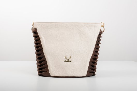 LEATHER SHOULDER BAG IN CREAM-BROWN