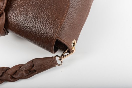 BRAIDED LEATHER BAG WITH FLAP IN BROWN