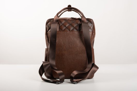 BACKPACK WITH ZIPPER IN BROWN