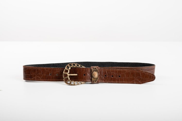 BROWN LEATHER BELT WITH BEIGE DECORATIVE HARDWARE