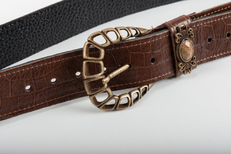 BROWN LEATHER BELT WITH BEIGE DECORATIVE HARDWARE