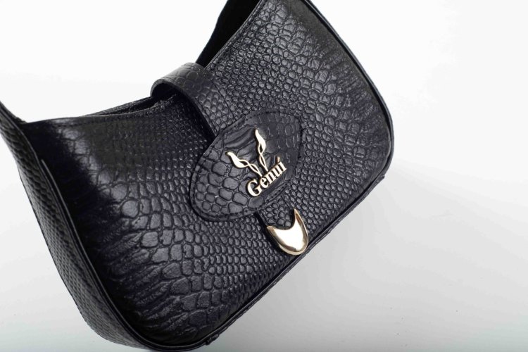 LEATHER SHOULDER BAG IN BLACK