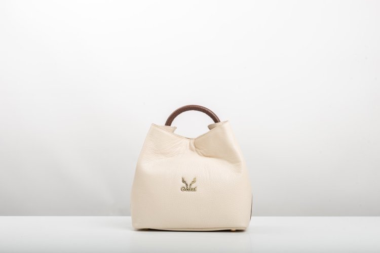ROUND-HANDLE LEATHER BAG IN CREAM