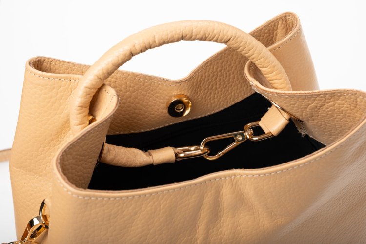 ROUND-HANDLE LEATHER BAG IN POWDER