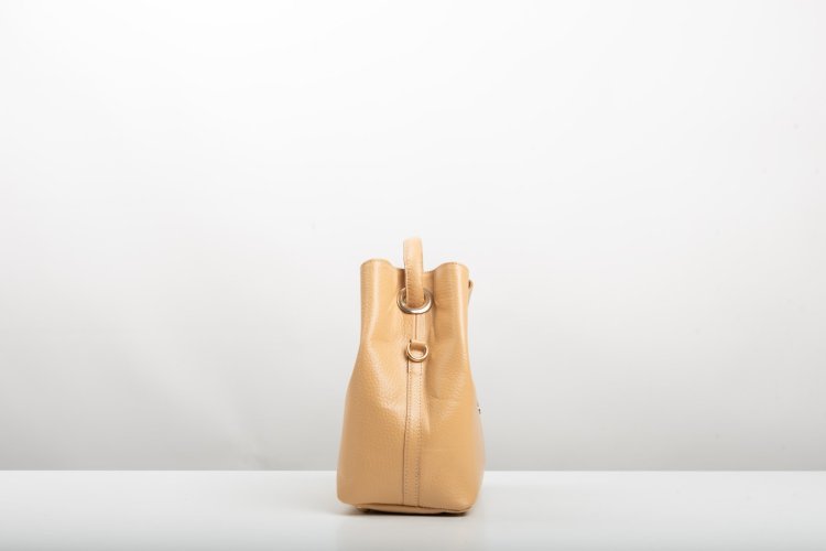 ROUND-HANDLE LEATHER BAG IN POWDER