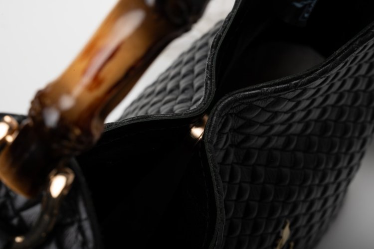BAMBOO HANDLE LEATHER BAG IN BLACK