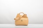 ROUND-HANDLE LEATHER BAG IN POWDER
