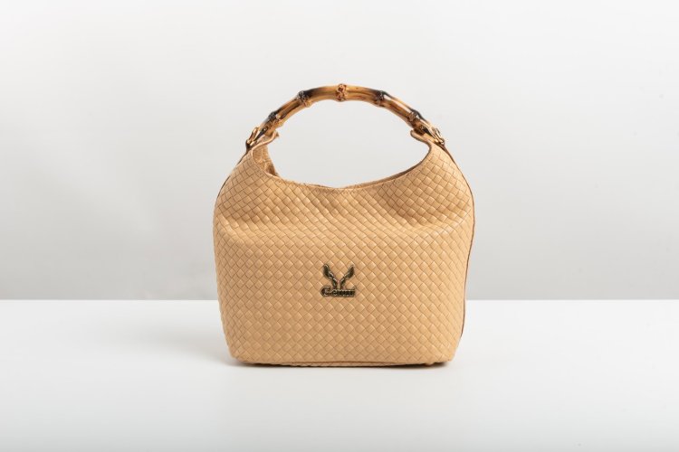 BAMBOO HANDLE LEATHER BAG IN POWDER