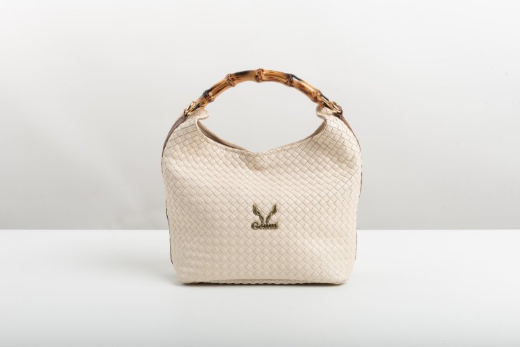 BAMBOO HANDLE LEATHER BAG IN CREAM