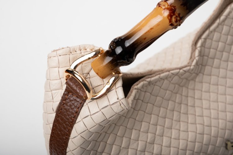 BAMBOO HANDLE LEATHER BAG IN CREAM