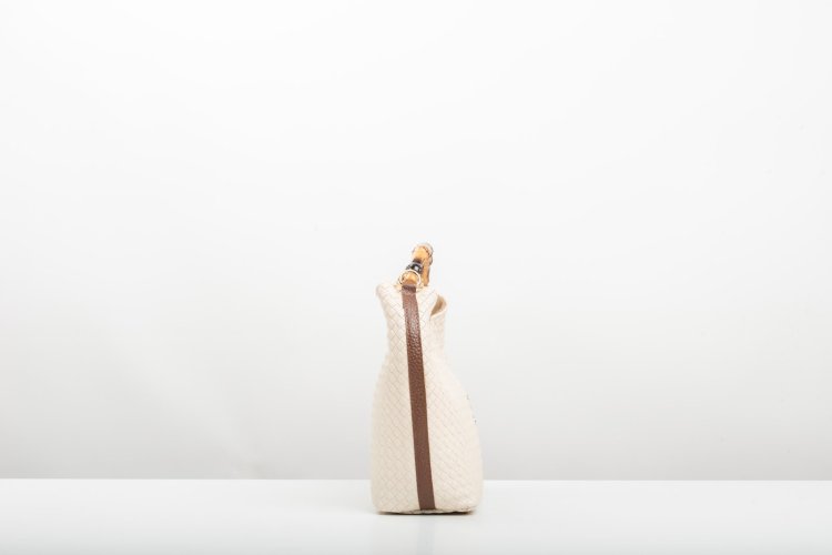 BAMBOO HANDLE LEATHER BAG IN CREAM
