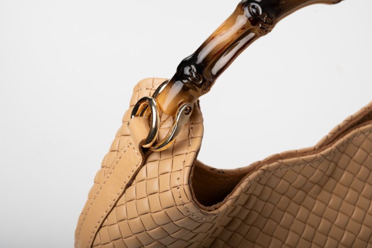 BAMBOO HANDLE LEATHER BAG IN POWDER