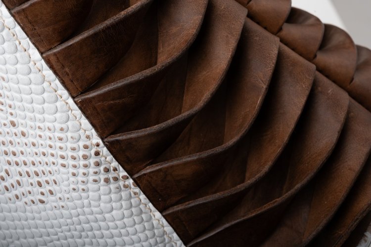 LEATHER SHOULDER BAG IN WHITE-BROWN
