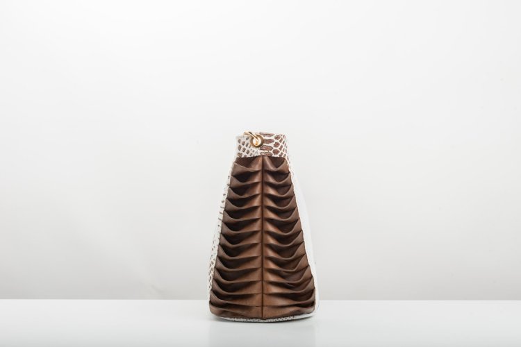 LEATHER SHOULDER BAG IN WHITE-BROWN