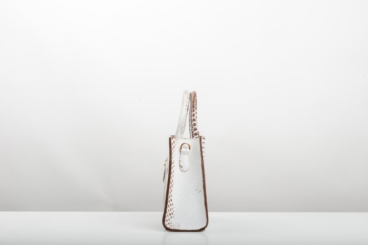 V LEATHER BAG IN WHITE